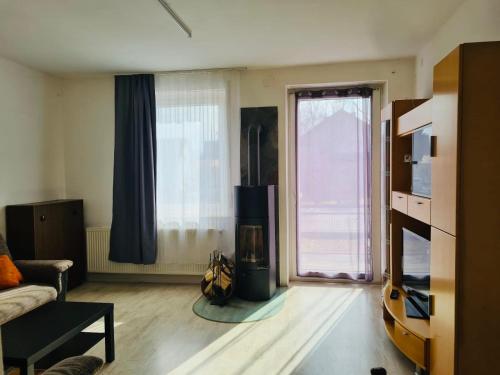 Közös társalgó / TV, Großartige 3 Zimmer Ferienwohnung mit Kamin und Garten für 1-6 Personen (Großartige 3 Zimmer Ferienwohnung mit Kamin und Garten fur 1-6 Personen) in Kaufbeuren
