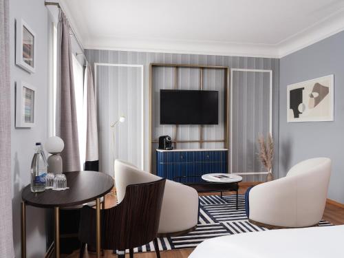 room detail thumbnail 1