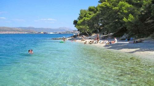 Apartment in Okrug Donji with Terrace, Air conditioning, Wi-Fi, Washing machine (4864-1)