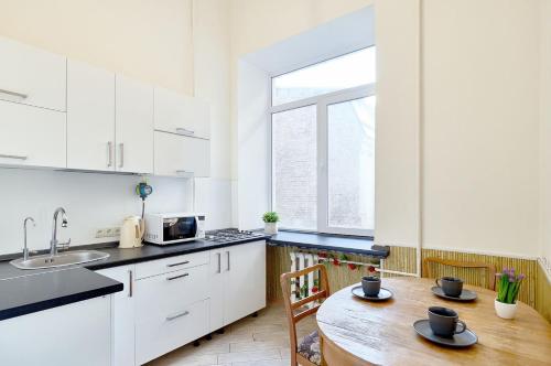 S12 MODERN APARTHOTEL IN THE CENTER CITY - METRO PALACE OF SPORT - GULLIVER MALL - 2 min to KHRESCHATYK -Saksahanskoho St 12B - image 4