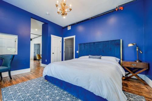 Adina - Blue Kusama Suite - Porch & Jacuzzi Tub Hotel Room - image 7
