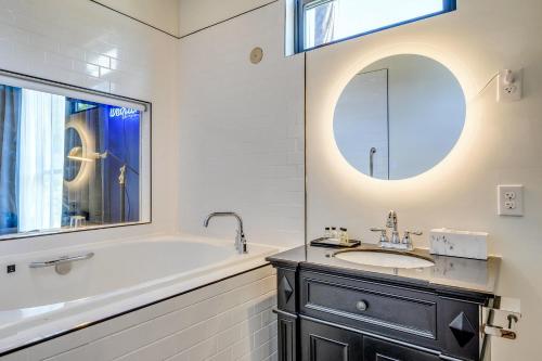 Adina - Blue Kusama Suite - Porch & Jacuzzi Tub Hotel Room - image 5