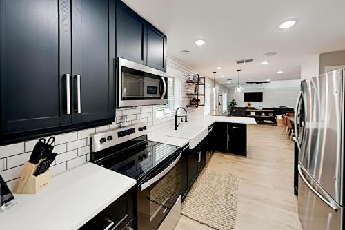 Modern Cabin with Large Backyard - Near River home - image 7
