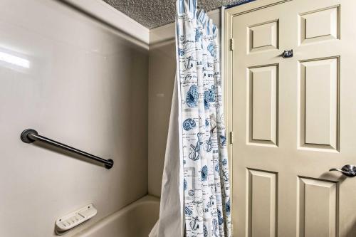 Beach Condo on Golden Mile with Ocean Views! - image 7