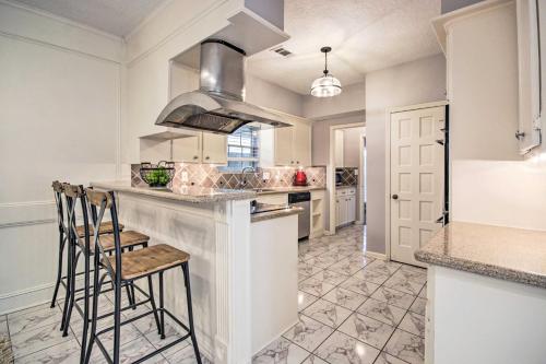 West Houston Home with Cozy Yard Walk to Shops - image 4