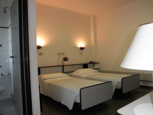2 twin beds