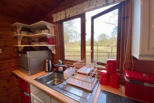 virtuve, The Cabin at The Oaks in Godshill