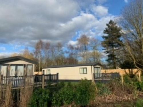 Captivating Bluebell Lodge 2-bed Cotswolds caravan - image 7