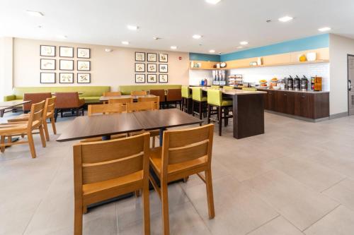 อาหารและเครื่องดื่ม, คันทรี อินน์ แอนด์ สวีท บาย เรดิสัน สโตนเมาน์เท็น จอร์เจีย (Country Inn & Suites by Radisson, Stone Mountain, GA) in สโตนเมาท์เทน (GA)