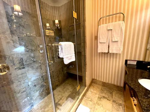 Celebrity Hotel - image 7