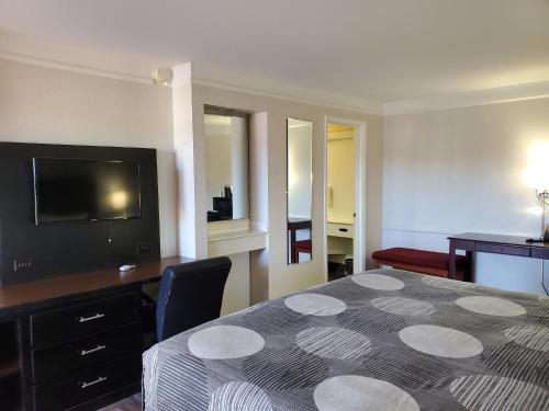 Budget Host Inn- Medical Center - Tap to explore photos