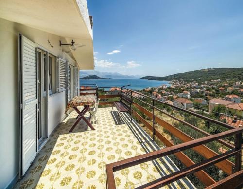  Apartment Andela - large terrace, Pension in Slatine