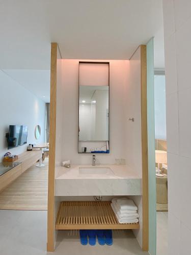 Deluxe Twin Room image 2