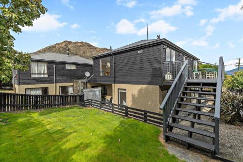Kiwi style home! Views of lake. Large outdoor area