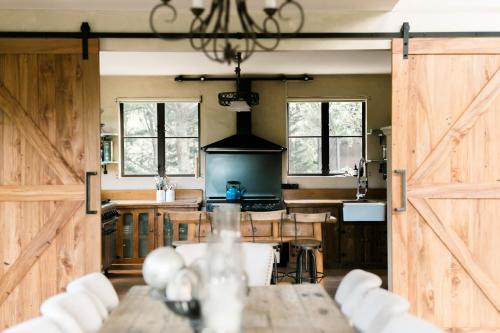 virtuve, 360m² 3 guļamistaba, 3 privāta vannas istaba Villa Aongatete
 (Villa Vie) in Aongatete
