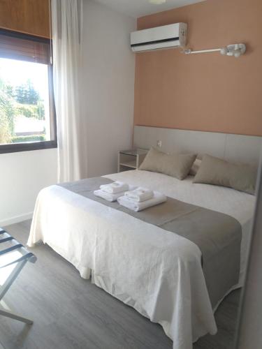 Standard Double Room image 6