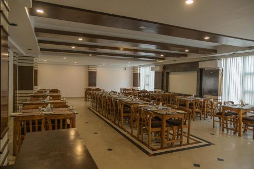 Restaurant, Hotel Earl Grey in Bhandari