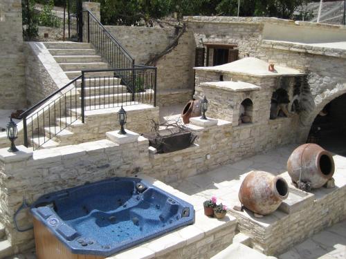 Gyógyfürdő, Our House in Vavla