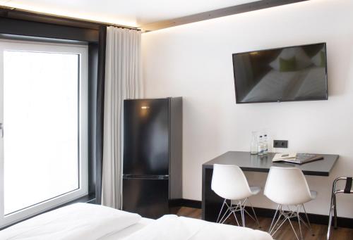LE Hotel - image 12