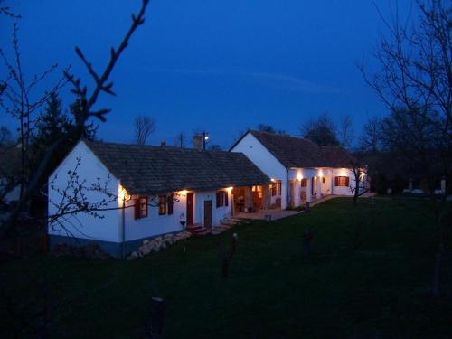 2 bedrooms, 6 beds