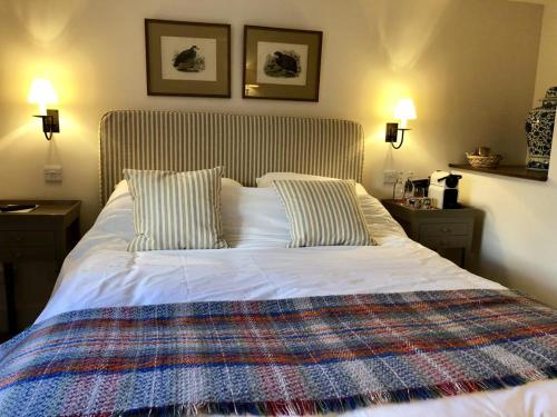 The Dorset Arms Cottage & Pub Rooms