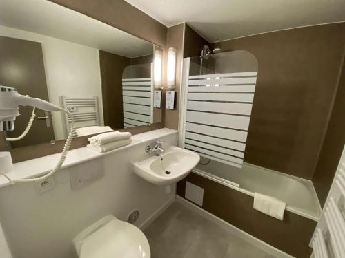 Bathroom, KYRIAD Fontenay Tresigny Hotel in Fontenay-Tresigny