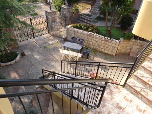 One-Bedroom Apartment with Balcony and Sea View image 6