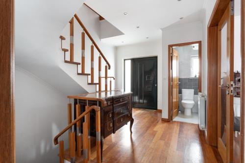 ALTIDO Stunning 4-BR house with Private Yard in Estoril gîte à louer Livramento