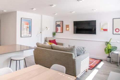 Sutton House Woodbridge - image 2
