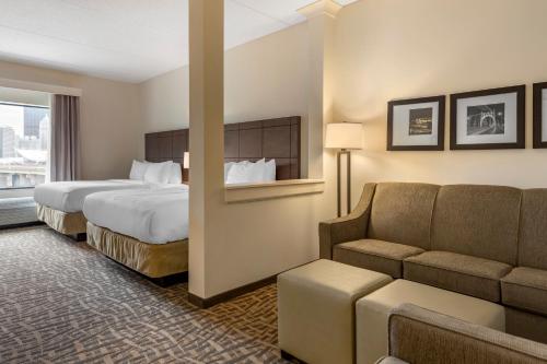 Queen Suite with Two Queen Beds and Sofa Bed - Non-Smoking image 2