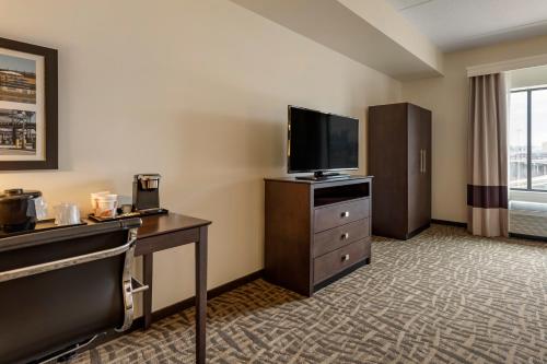 Queen Suite with Two Queen Beds and Sofa Bed - Non-Smoking image 1