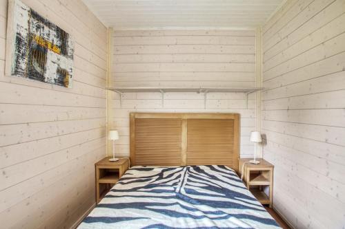 Maison de 2 chambres a Vire normandie avec magnifique vue sur le lac piscine partagee et jardin clos gîte à louer Golf Viré La Dathée