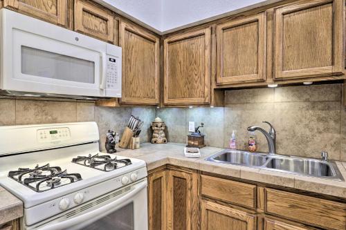 Pinetop Lakes Country Club Retreat with Porch - image 4