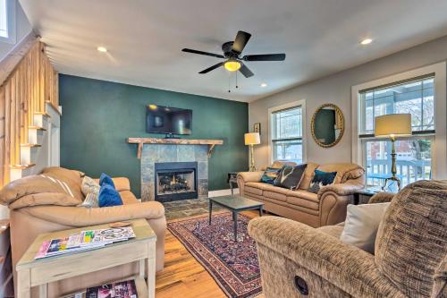 Downtown Brevard Retreat with Fire Pit and Deck! in Brevard, USA