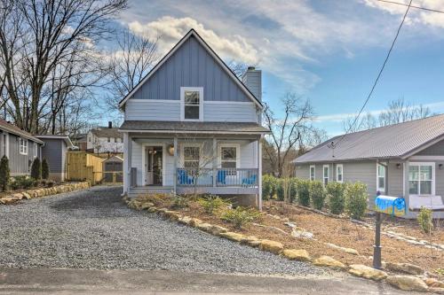 Downtown Brevard Retreat with Fire Pit and Deck! in Brevard, USA