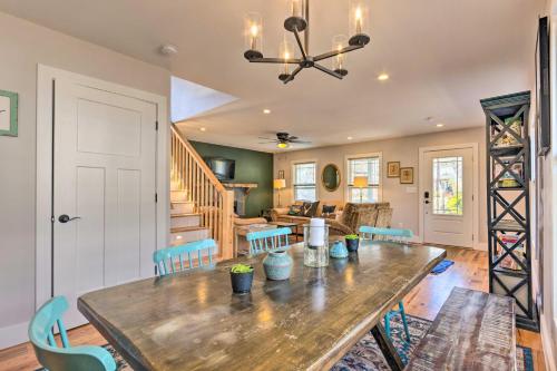 Downtown Brevard Retreat with Fire Pit and Deck! in Brevard, USA