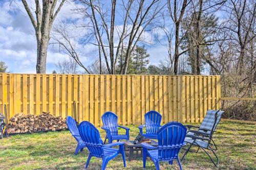 Downtown Brevard Retreat with Fire Pit and Deck! in Brevard, USA