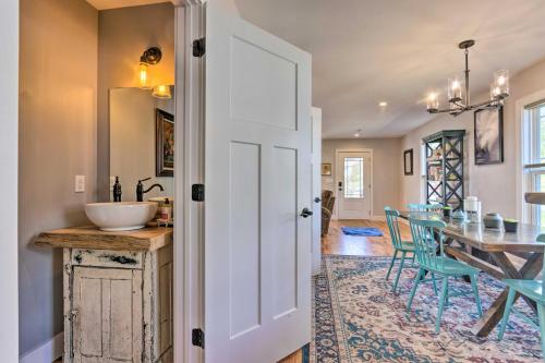 Downtown Brevard Retreat with Fire Pit and Deck! in Brevard, USA