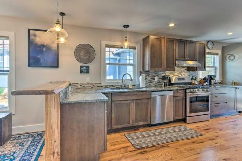 Downtown Brevard Retreat with Fire Pit and Deck! in Brevard, USA