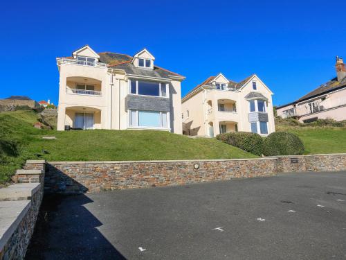 6 Chichester Court - image 12