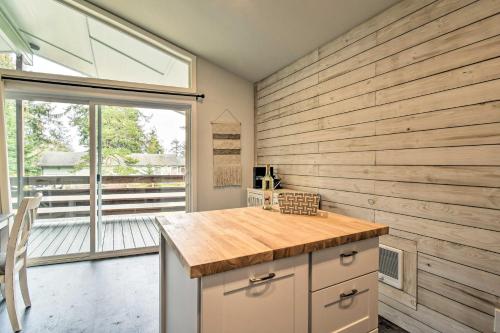 Cozy Coastal Cottage Near Downtown Westport! - image 6
