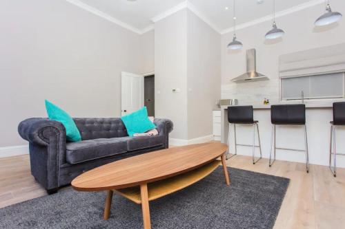 Modern And Spacious 1 Bedroom Apartment In London, , London