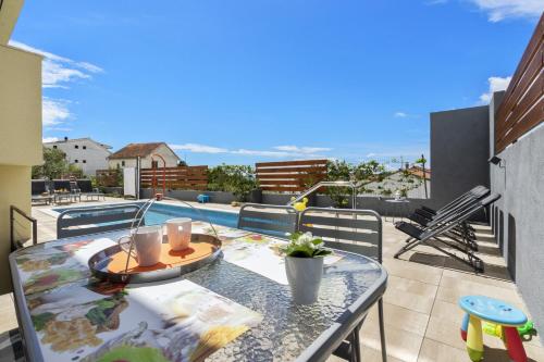 Poolincluded Apartment Roza