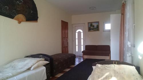 2 twin beds, 2 sofa beds