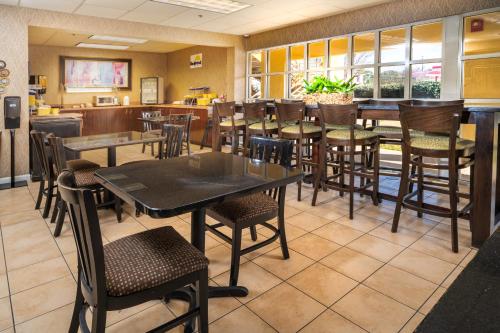 อาหารและเครื่องดื่ม, เดย์ อินน์ บาย วินด์แฮม แอตแลนตา สโตนเมาน์เท็น (Days Inn by Wyndham Atlanta Stone Mountain) in สโตนเมาท์เทน (GA)