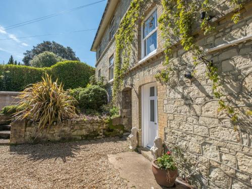 Luccombe Villa Holiday Apartments - image 5