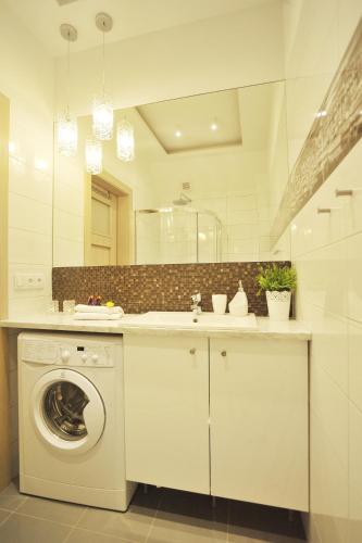 Grand-Tourist Center Point Apartments - image 10