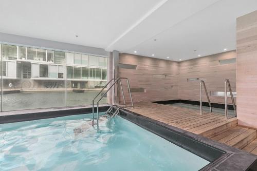 QV Upscale Modern Viaduct Apt with Parking - 965