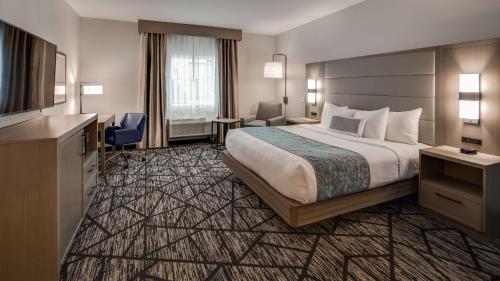 King Room with Roll-In Shower - Mobility Accessible