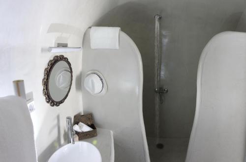 Golden Stone Santorini Suites - image 9